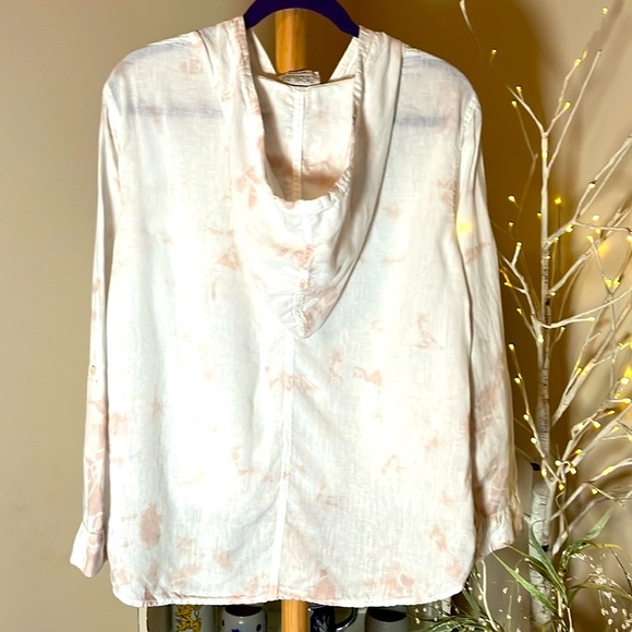 Racheal Zoe M  100% linen.White w/taupe tie-dye print.Roll tab sleeves,hi/low - Picture 3 of 7